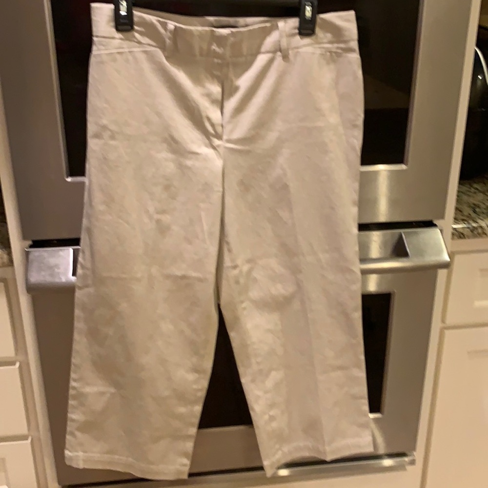Briggs New York cotton/spandex cream color capris